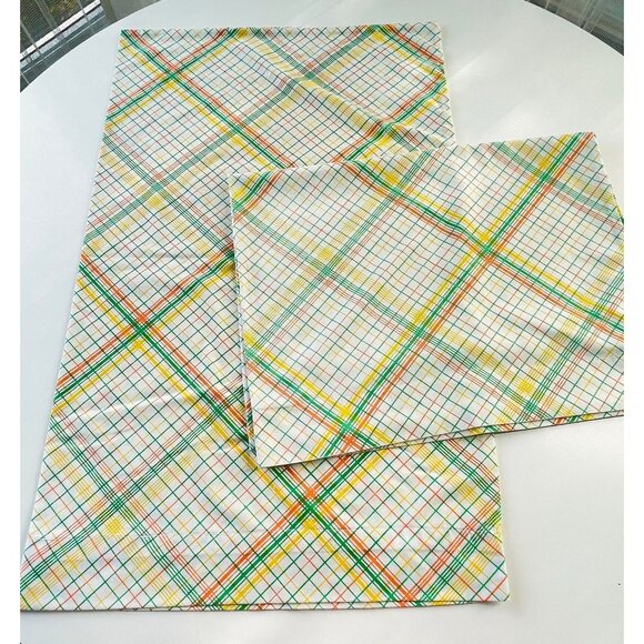 Vintage 1970s pillowcases set, bright yellow green geometric plaid, pair - Picture 3 of 8